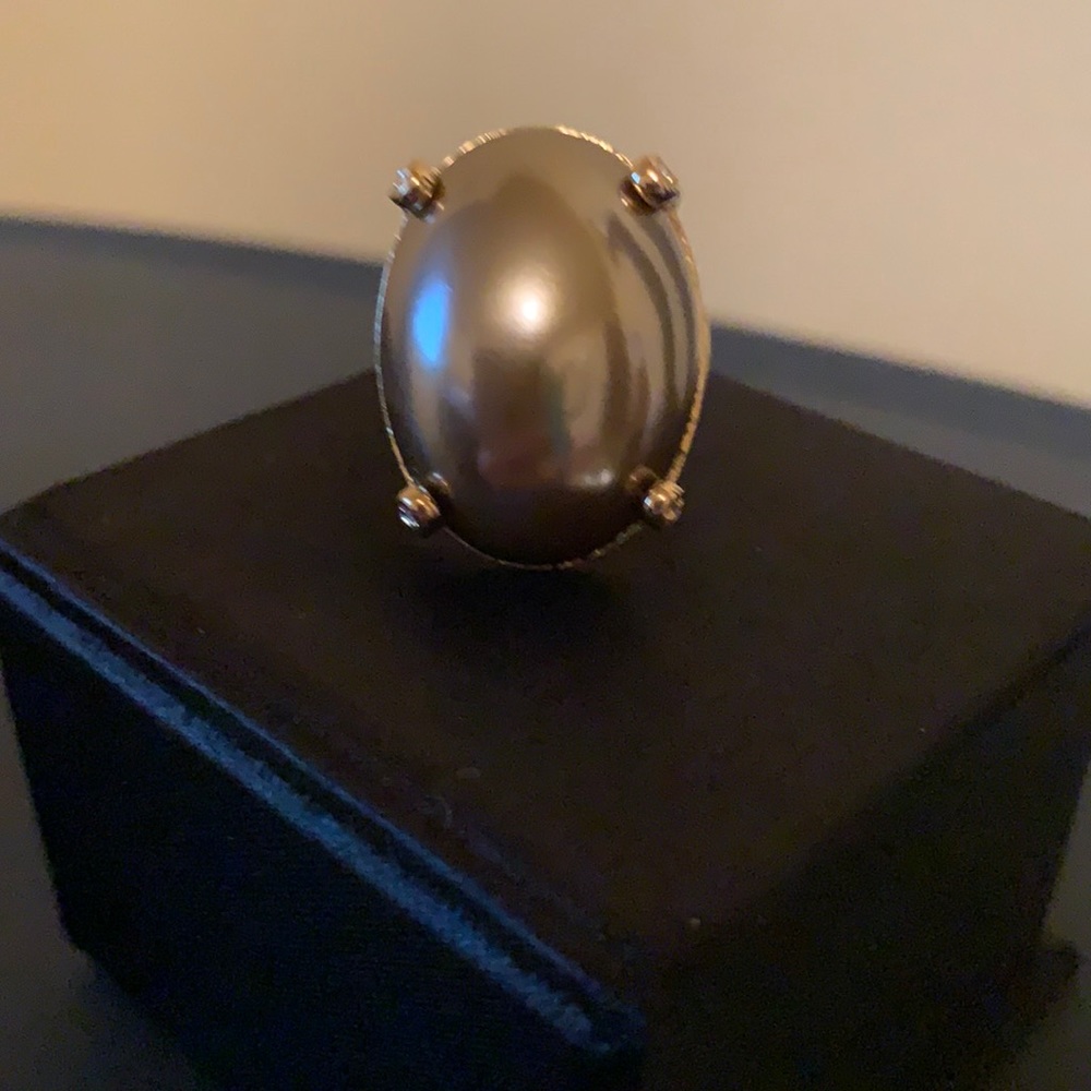 Large silver gray pearl ring sz 7 heavy..well made